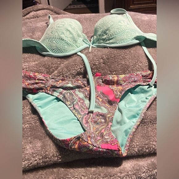 Victoria’s Secret 36C bikini bottoms are size medium great look great condition - Picture 1 of 2